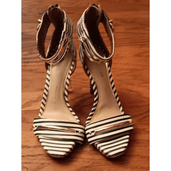 Navy and beige Gianni Bini heels - Picture 1 of 4